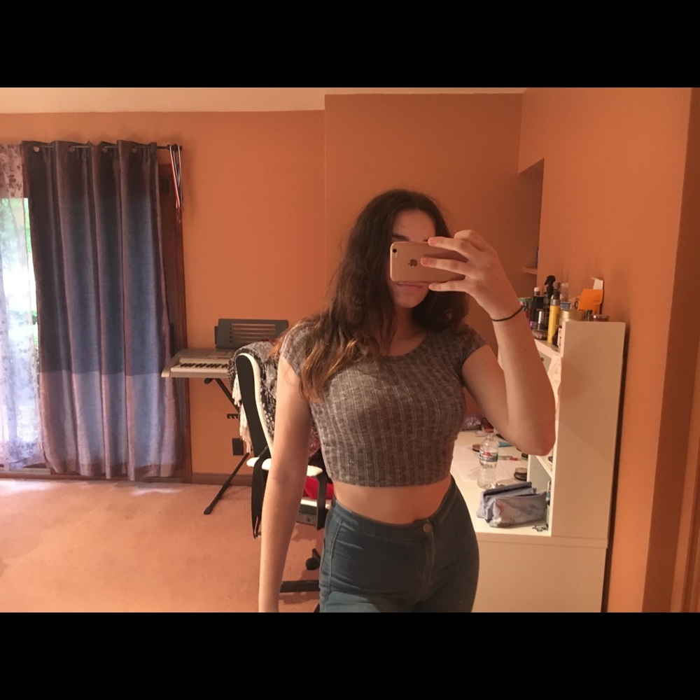 Tilly’s grey crop top
